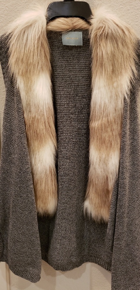 Sweater vest with faux fur in cream & white